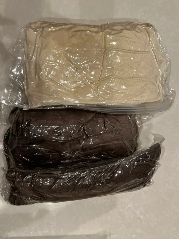 圧縮袋に押し込まれた枕